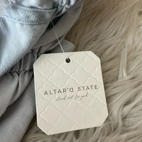 {Altar'd State} Ashley Light Denim Romper - Womens Large - NWT - Picture 10 of 12